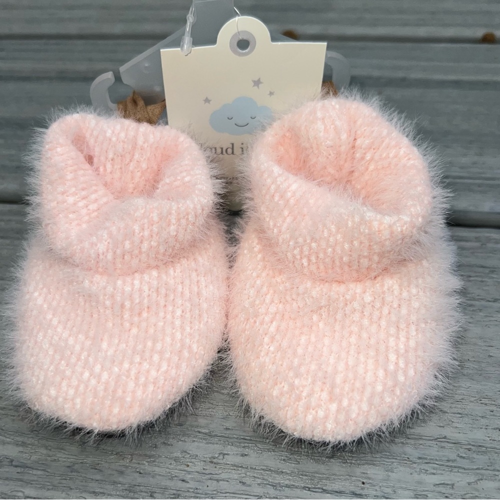 Cloud Island  Infant 👶🏻 3-6 mos soft, fuzzy booties NWT